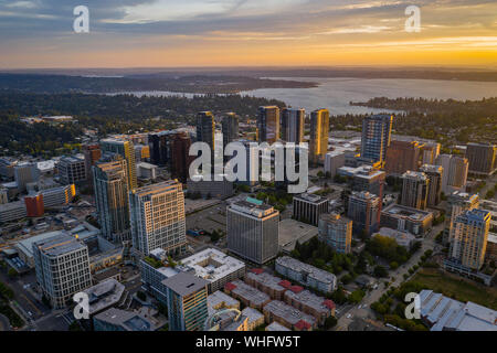 Drone Schuß der Stadt Bellevue von oben Stockfoto