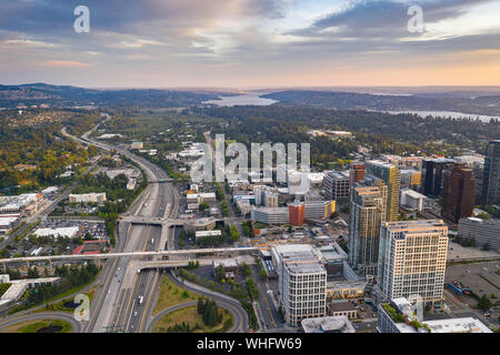 Drone Schuß der Stadt Bellevue von oben Stockfoto
