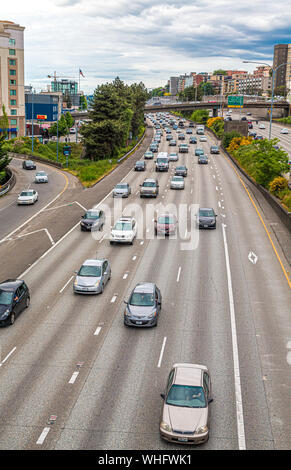 Einem geschäftigen Interstate Highway durch Seattle, Washington vorbei Stockfoto