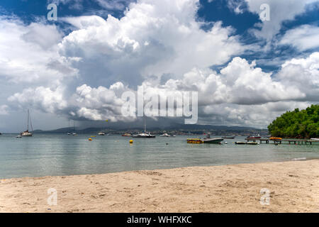 Trois-Ilets, Martinique, FR - 22. August 2019: Starker Regen über Fort-De-France und Montagne Pelee Vulkan. Stockfoto