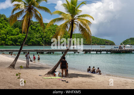Anse Noire, Martinique, FR: 22. August 2019: Personen, die ein warmer Tag im Anse-à-l'âne Strand. Stockfoto