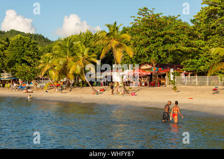 Anse-à-l'âne, Martinique, FR: 22. August 2019: Personen, die ein warmer Tag im Anse-à-l'âne Strand. Stockfoto