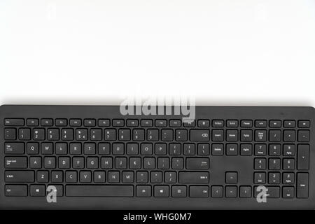 Tastatur in Schwarz auf weißem Hintergrund, Ansicht von oben Stockfoto