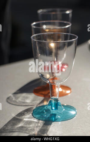 Farbigen Kunststoff Weingläser auf hellem Untergrund, selektiven Fokus Stockfoto