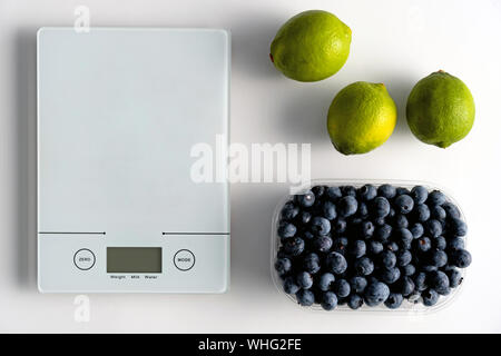 Limonen und Blaubeeren mit digitalen Küchenwaage Stockfoto