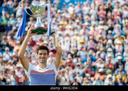 Novak Djokovic aus Serbien mit Aegon Trophäe, besiegte er Gael Monfils von Frankreich. Aegon International 2017 - Eastbourne - England - der ATP Männer Singles Fin Stockfoto