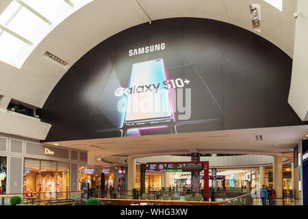 DUBAI, VAE - 25. FEBRUAR 2019: Samsung Galaxy S10 Smartphone Werbung in der Nähe des Samsung Store in der Dubai Mall Stockfoto
