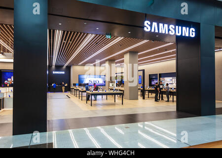 DUBAI, VAE - 25. FEBRUAR 2019: Samsung Galaxy S10 Smartphone Samsung Store in der Dubai Mall Stockfoto
