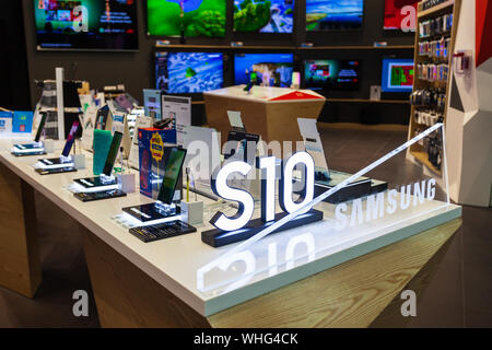 DUBAI, VAE - 25. FEBRUAR 2019: Samsung Galaxy S10 Smartphone Samsung Store in der Dubai Mall Stockfoto