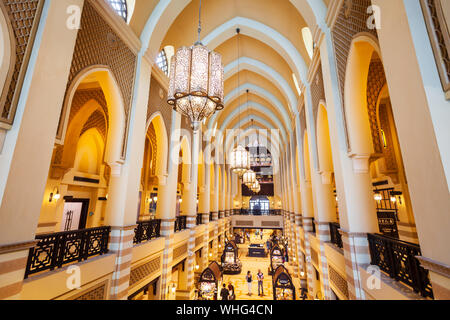 DUBAI, VAE - 25. FEBRUAR 2019: Souk Al Bahar ist eine arabischen Markt in der Nähe der Dubai Mall in VAE entfernt Stockfoto