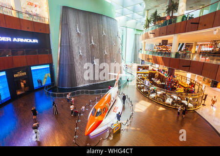 DUBAI, VAE - 25. FEBRUAR 2019: Wasserfall in der Dubai Mall in VAE Stockfoto