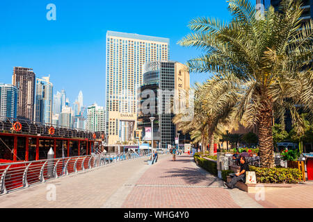 DUBAI, VAE - 26. FEBRUAR 2019: Dubai Marina ist ein künstlicher Kanal Stadt und ein Bezirk in Dubai in den VEREINIGTEN ARABISCHEN EMIRATEN Stockfoto