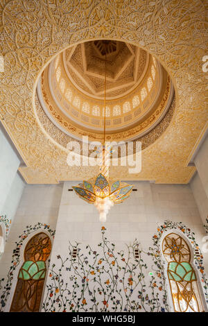 ABU DHABI, VAE - 28. FEBRUAR 2019: Kronleuchter in der gebetshalle des Sheikh Zayed Grand Moschee, die größte Moschee der VEREINIGTEN ARABISCHEN EMIRATE, in Abu Dhabi Stockfoto