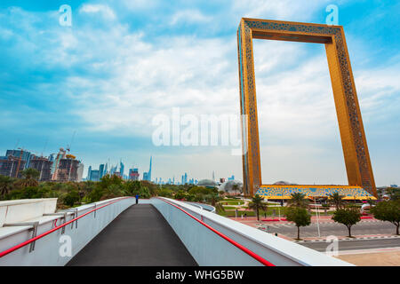 DUBAI, VAE - 27. FEBRUAR 2019: Dubai Frame ist ein architektonisches Wahrzeichen in der Zabeel Park in der Stadt Dubai in den Vereinigten Arabischen Emiraten entfernt Stockfoto