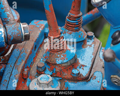 Detail des alten blauen landwirtschaftlichen Traktor mit rostigen Rot durch Unter getragen abblätternde Farbe an der Oldtimer Show in Cumbria, England, Großbritannien Stockfoto
