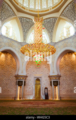 ABU DHABI, VAE - 28. FEBRUAR 2019: Kronleuchter in der gebetshalle des Sheikh Zayed Grand Moschee, die größte Moschee der VEREINIGTEN ARABISCHEN EMIRATE, in Abu Dhabi Stockfoto