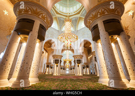ABU DHABI, VAE - 28. FEBRUAR 2019: Kronleuchter in der gebetshalle des Sheikh Zayed Grand Moschee, die größte Moschee der VEREINIGTEN ARABISCHEN EMIRATE, in Abu Dhabi Stockfoto