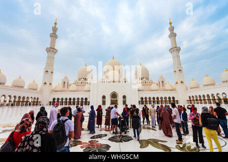 ABU DHABI, VAE - 28. FEBRUAR 2019: Sheikh Zayed Grand Moschee ist die größte Moschee der VEREINIGTEN ARABISCHEN EMIRATE, in Abu Dhabi ist die Hauptstadt der Vereinigten Arabischen E Stockfoto