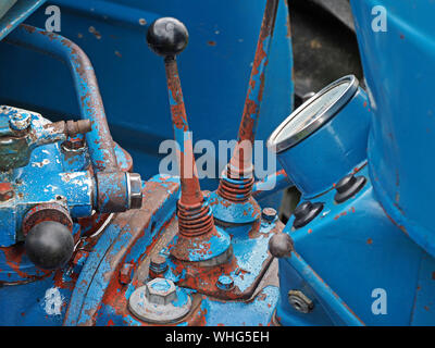 Detail des alten blauen landwirtschaftlichen Traktor mit rostigen Rot durch Unter getragen abblätternde Farbe an der Oldtimer Show in Cumbria, England, Großbritannien Stockfoto