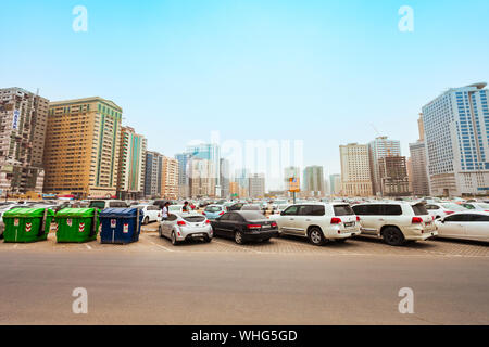 SHARJAH, VAE - MÄRZ 01, 2019: Sehr große Parkplätze im Zentrum von Sharjah in den Vereinigten Arabischen Emiraten oder den VEREINIGTEN ARABISCHEN EMIRATEN Stockfoto