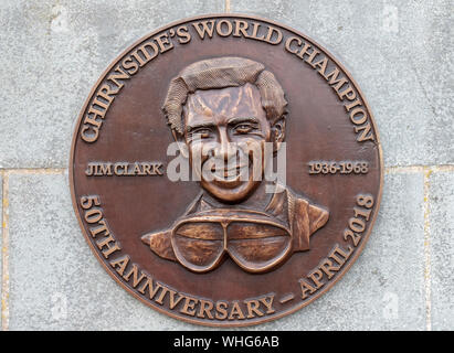 Bronzetafel zur Erinnerung an die Formel 1 Rennsport Weltmeister Jim Clark in den Berwickshire Dorf Chirnside. Stockfoto