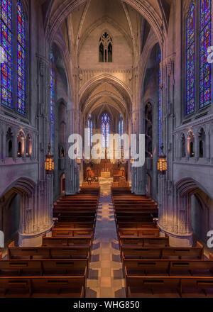 Innenraum der historischen Heinz Memorial Chapel auf dem Campus der Universität von Pittsburgh in Pittsburgh, Pennsylvania Stockfoto