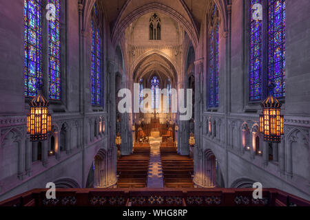 Innenraum der historischen Heinz Memorial Chapel auf dem Campus der Universität von Pittsburgh in Pittsburgh, Pennsylvania Stockfoto