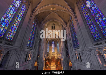 Innenraum der historischen Heinz Memorial Chapel auf dem Campus der Universität von Pittsburgh in Pittsburgh, Pennsylvania Stockfoto