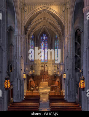 Innenraum der historischen Heinz Memorial Chapel auf dem Campus der Universität von Pittsburgh in Pittsburgh, Pennsylvania Stockfoto