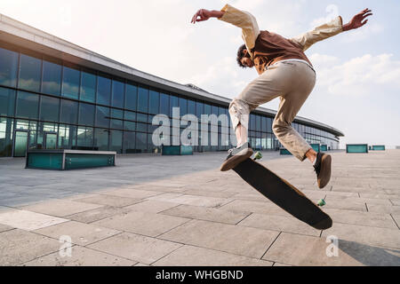 Afro Skateboarder, Trick, Springen hoch in der Luft Stockfoto