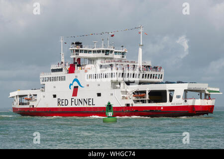 Red Funnel Passagier- und Autofähre über die cowes Kanal in den Solent auf dem Weg zum East Cowes, Isle of Wight, England, UK eingeben Stockfoto