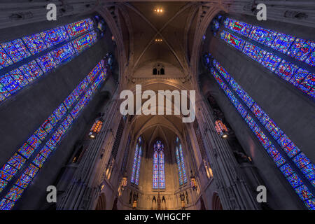 Innenraum der historischen Heinz Memorial Chapel auf dem Campus der Universität von Pittsburgh in Pittsburgh, Pennsylvania Stockfoto