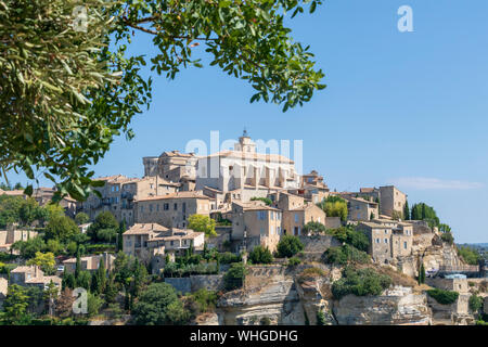 Gordes schönen alten Dorf mit pastellfarbenen Gebäuden auf dem Hügel, umgeben von Bergen, beliebtes Touristenziel in der Provence, Frankreich Stockfoto