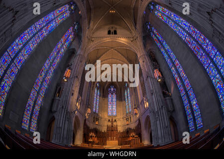 Innenraum der historischen Heinz Memorial Chapel auf dem Campus der Universität von Pittsburgh in Pittsburgh, Pennsylvania Stockfoto