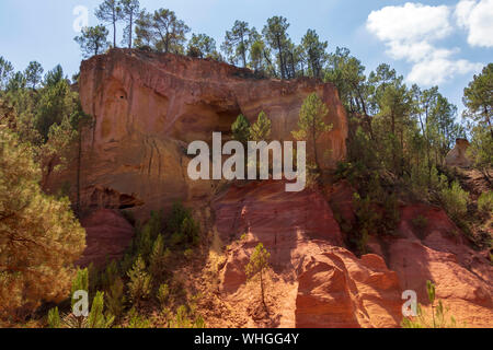 Ocker Trail im Roussillon, Sentier des Ocres, Wanderweg in einer natürlichen bunte Fläche von roten und gelben Felsen in ein stillgelegtes Ocker pigment Steinbruch surrou Stockfoto