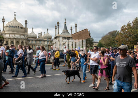 Demonstranten vorbei Brighton Pavillon in anti coup Protestmarsch Stockfoto