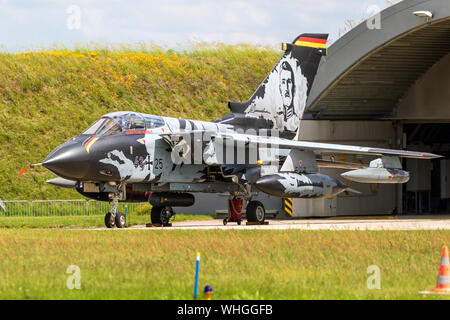 JAGEL, Deutschland - May 13, 2019: Spezielle Anstrich verpasst Deutsche Luftwaffe Panavia Tornado Jagdbomber Düsenflugzeug von TLG-51 Geschwader vor einem har Stockfoto