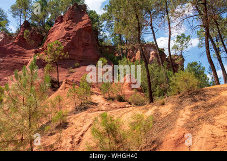 Ocker Trail im Roussillon, Sentier des Ocres, Wanderweg in einer natürlichen bunte Fläche von roten und gelben Felsen in ein stillgelegtes Ocker pigment Steinbruch surrou Stockfoto