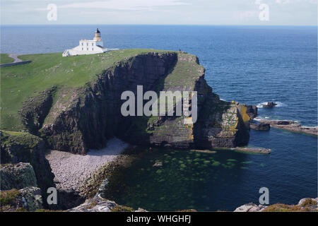 Ein Blick auf die Stoer Halbinsel Leuchtturm am Ende der Halbinsel Stoer, Sutherland, Schottland, zeigt der kleine Strand und Steilküste Bildung in der Nähe Stockfoto