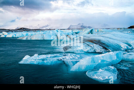 Eisberge driften Meer in Jokulsarlon zu im Winter. Jokulsarlon-Island Stockfoto