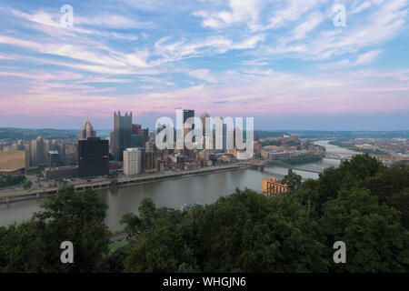 Pittsburgh die Skyline in der Dämmerung von der Grandview Blick auf Mount Washington in Pittsburgh, Pennsylvania Stockfoto