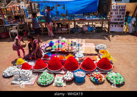 HAMPI, INDIEN - 21. FEBRUAR 2012: Holi Pulver Farben auf dem lokalen Markt in Indien Stockfoto