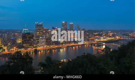 Pittsburgh Skyline bei Nacht aus dem Grandview Blick auf Mount Washington in Pittsburgh, Pennsylvania Stockfoto