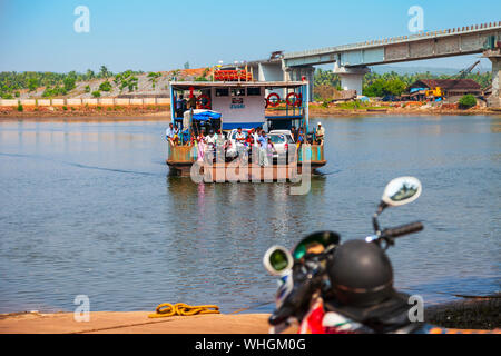 GOA, INDIEN - November 06, 2011: lokale Fähre überqueren Terekhol Fluss aus Maharashtra nach Goa in Indien Stockfoto