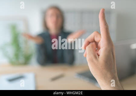 Boss droht Mitarbeiter mit Finger in Business Office, konzeptionelle Bild mit selektiven Fokus Stockfoto