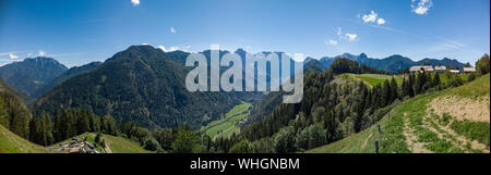 Sonnigen Sommer Landschaft mit solcava Panoramastraße Logarska Dolina, Slowenien. Ein beliebtes touristisches und Reiseziel in Europa Stockfoto