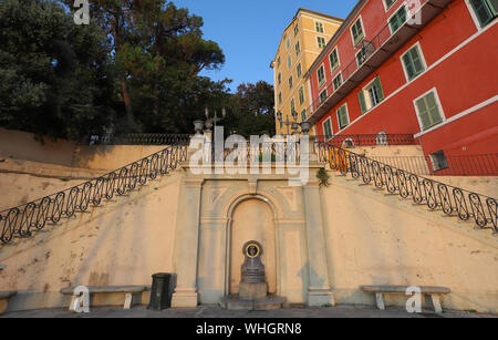 Schöne Treppe auf ein Quadrat von Bastia auf Korsika vor Gebäude, Korsika, Frankreich. Stockfoto