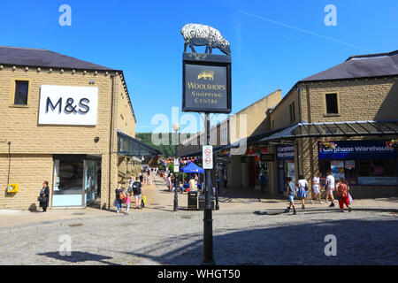 Die Woolshops Einkaufszentrum, wo im Mittelalter, Wolle gekauft wurde und von der nahe gelegenen Bauern verkauft, in Halifax, Großbritannien Stockfoto