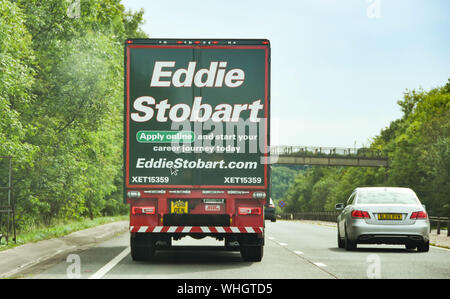 MONMOUTH, WALES - September 2018: Hinter einem Lkw durch den Eddie Stobart Spedition Betrieben auf die zweispurige Straße in der Nähe von Monmouth Stockfoto