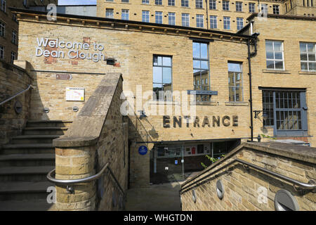 Dean Clough Mills in Halifax, ein Zentrum für Business und die Kunst, sich auf ein Wahrzeichen Ort, nachdem der weltweit größte Teppich fabrik, West Yorkshire. Stockfoto